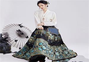 去北京才發現：女生都愛穿“馬面裙”，搭配T恤、襯衫都好有氣質